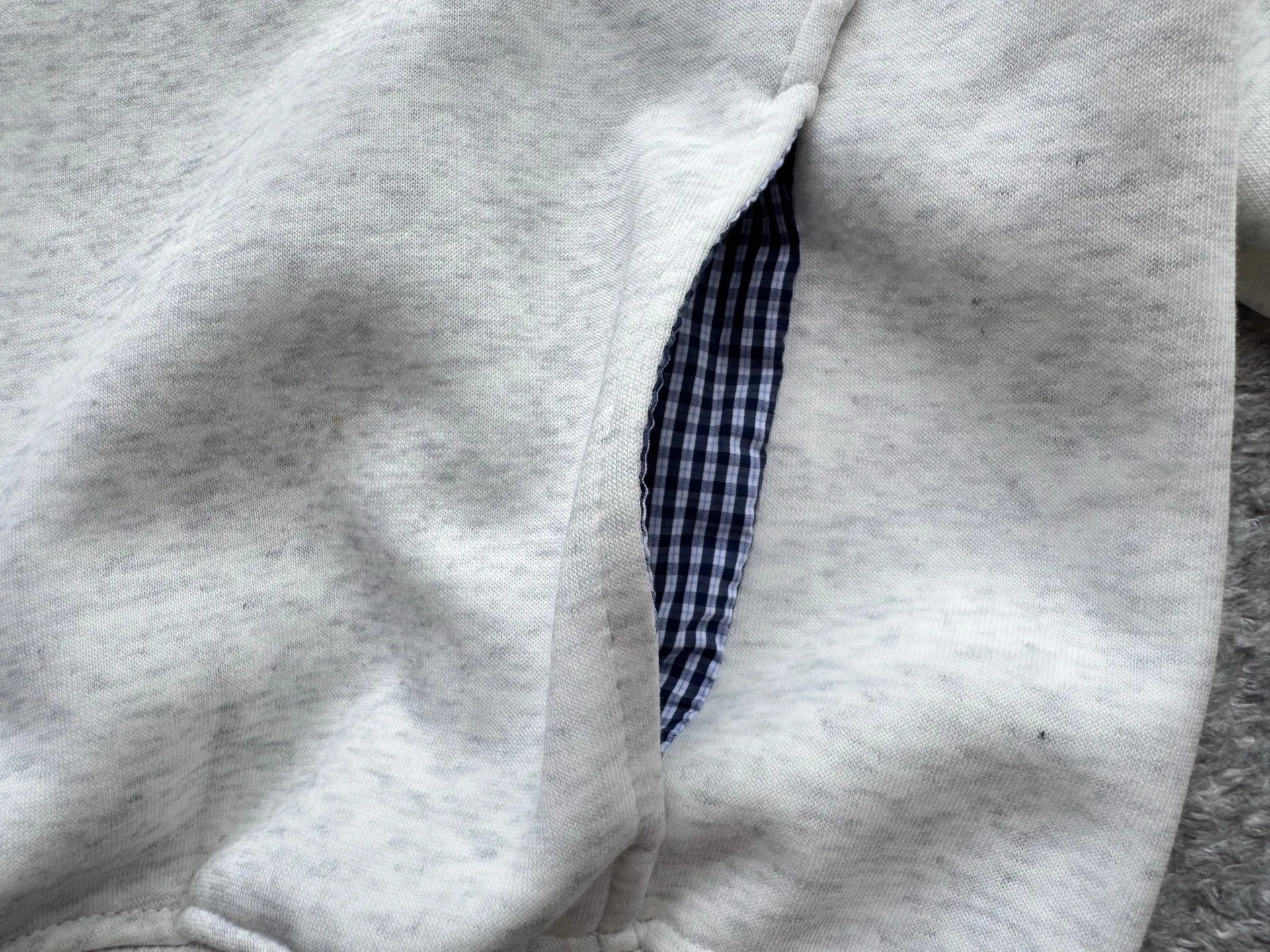 P220 Polo Ralph Lauren FW25 solid color embroidered logo sweatshirt. A sweatshirt is absolutely indispensable for the lazy feeling in autumn⛸️Ralph Luaren. The core is casual and relaxed, and the exterior is an American silhouette. It has a boyish laziness in place. It is unobtrusive but looks more timeless. 🕶️ The large drop shoulder version looks casual and fashionable. Wear it alone in spring and autumn or layer it in winter. It is completely a long-term sweatshirt in the wardrobe🫶🏻 Size Length Sleeve Length Bust M 63.5 80.5 130 L 65 82 134 XL 66.5 83.5 138